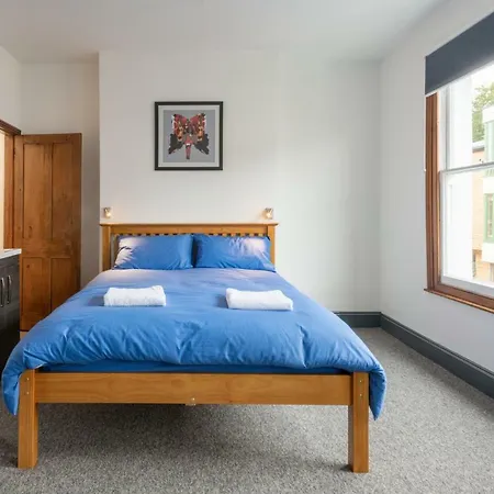 144 Lower Cheltenham Place Гостевой дом Бристоль