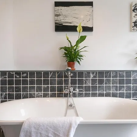 144 Lower Cheltenham Place Гостевой дом