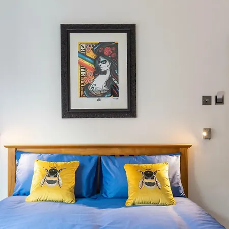 144 Lower Cheltenham Place بيت ضيافة *