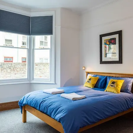 144 Lower Cheltenham Place بريستول