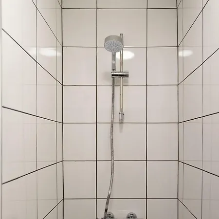 Guest house 144 Lower Cheltenham Place *