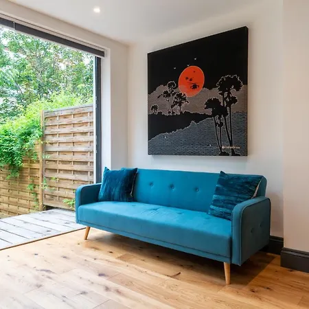 144 Lower Cheltenham Place