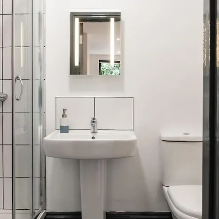 144 Lower Cheltenham Place بريستول