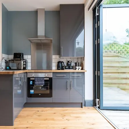 144 Lower Cheltenham Place Penzion