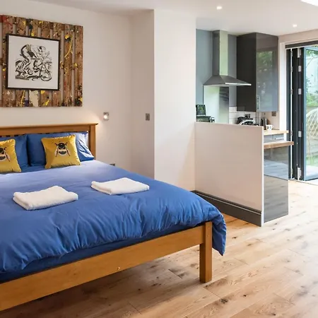 144 Lower Cheltenham Place Guest house *
