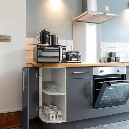 Guest house 144 Lower Cheltenham Place *