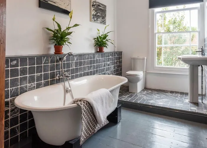 144 Lower Cheltenham Place * بريستول