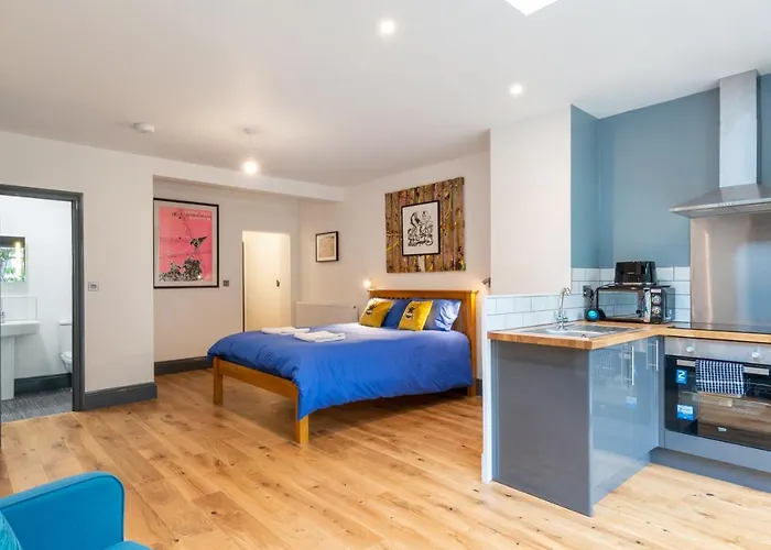 144 Lower Cheltenham Place *