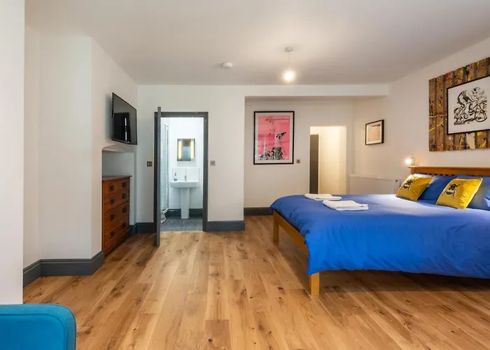 144 Lower Cheltenham Place بيت ضيافة *