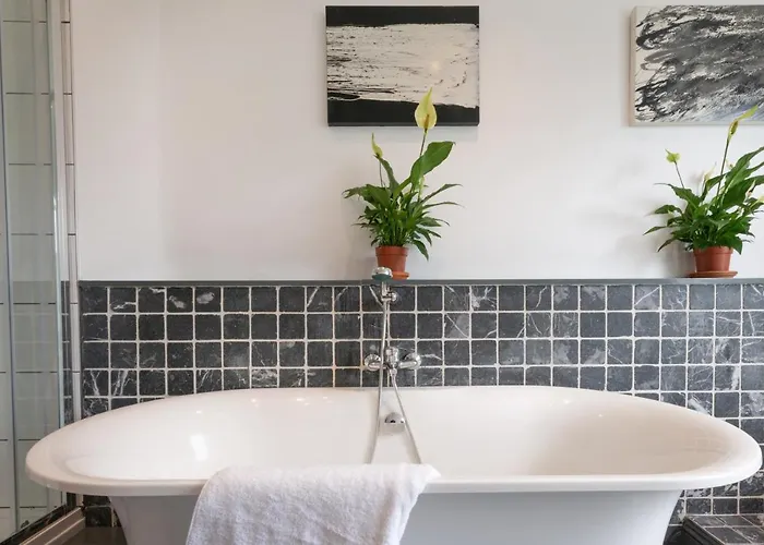 144 Lower Cheltenham Place بيت ضيافة