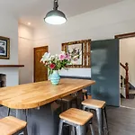 Gasthof 144 Lower Cheltenham Place