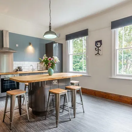 144 Lower Cheltenham Place *