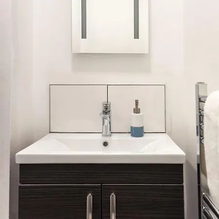 Gasthof 144 Lower Cheltenham Place