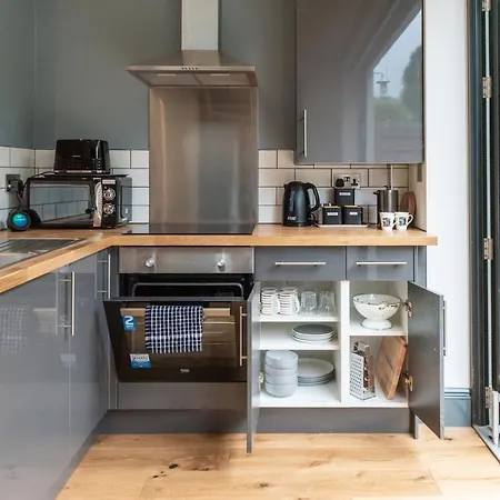 144 Lower Cheltenham Place Affittacamere *