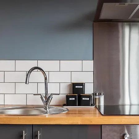 Gasthof 144 Lower Cheltenham Place