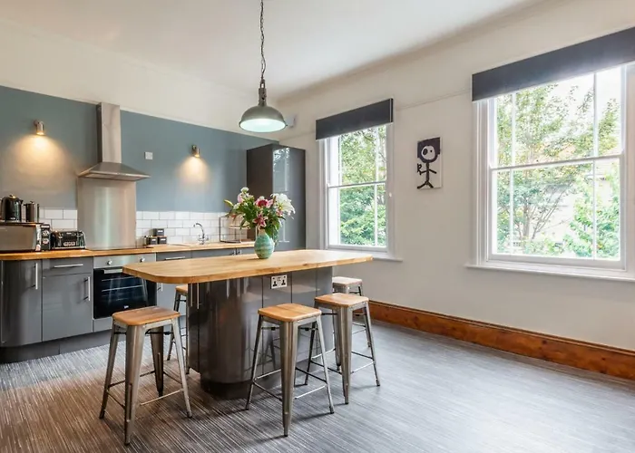 144 Lower Cheltenham Place *